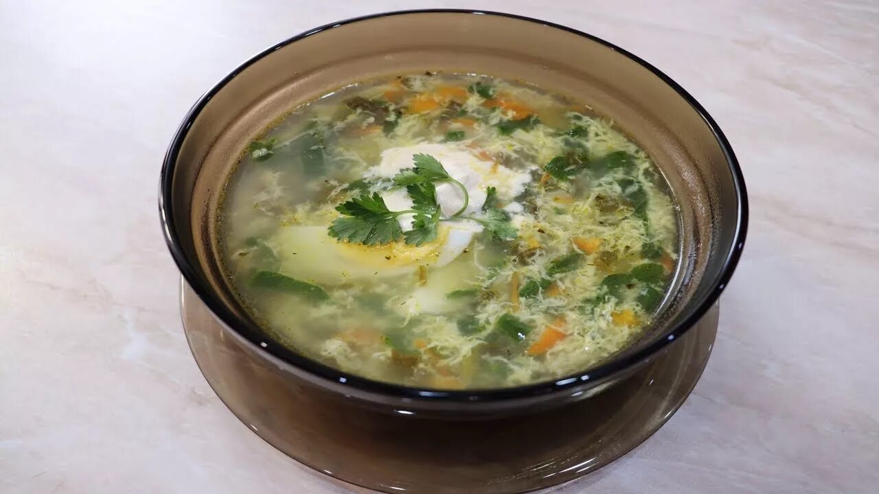 Вкусный зеленый борщ. Щавелевый суп с тушенкой. Щавелевый суп с тушенкой и яйцом. Зеленый борщ. Суп из щавеля с тушенкой.