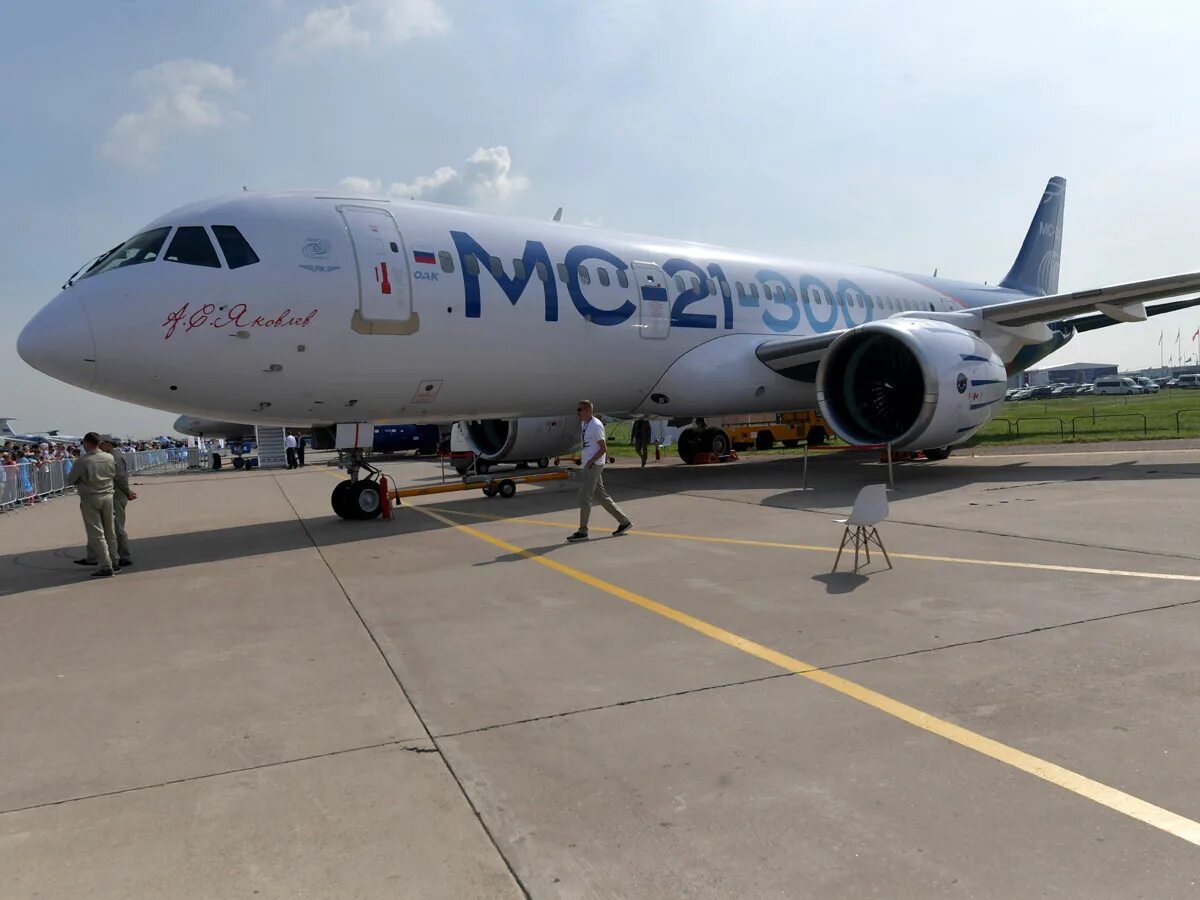 Российский самолет мс. МС 21 300. МС-21 пассажирский самолёт. МС-21 выкатка. МС-21 Жуковский.