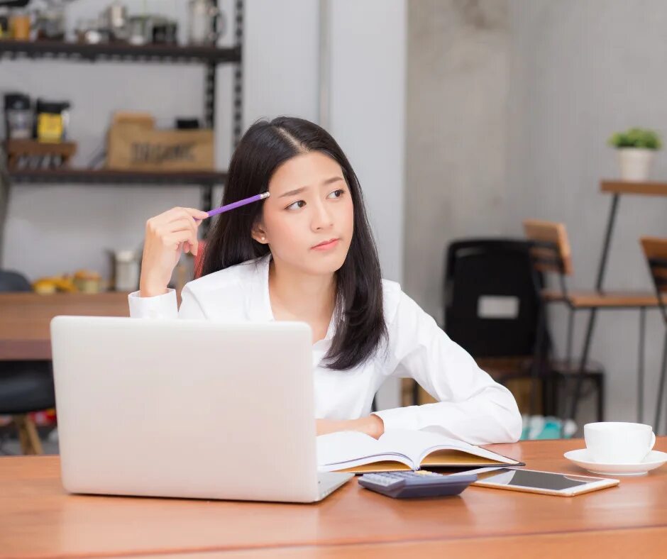 Япония офисные работники. Учитель преподает урок азиаты. Японский менеджмент. Работа в азии. Международный бизнес и деловое администрирование.