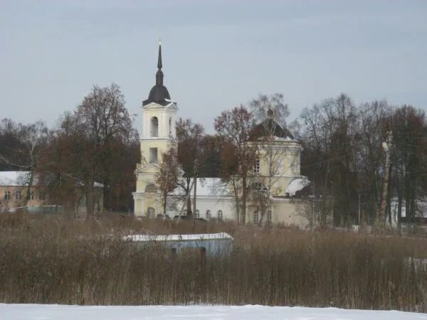 Храм Истомино Таруса. Храм в Истомино Тарусский район Калужская область. Усадьба Истомино в Тарусе. Церковь Успения Пресвятой Богородицы (Истомино).