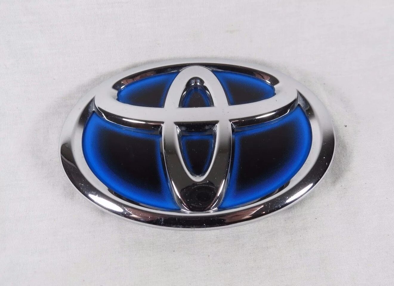 Гибрид знак. Тойота Приус лого. Toyota Prius Hybrid logo. Значок Тойота гибрид. Toyota Hybrid Grill Emblem.