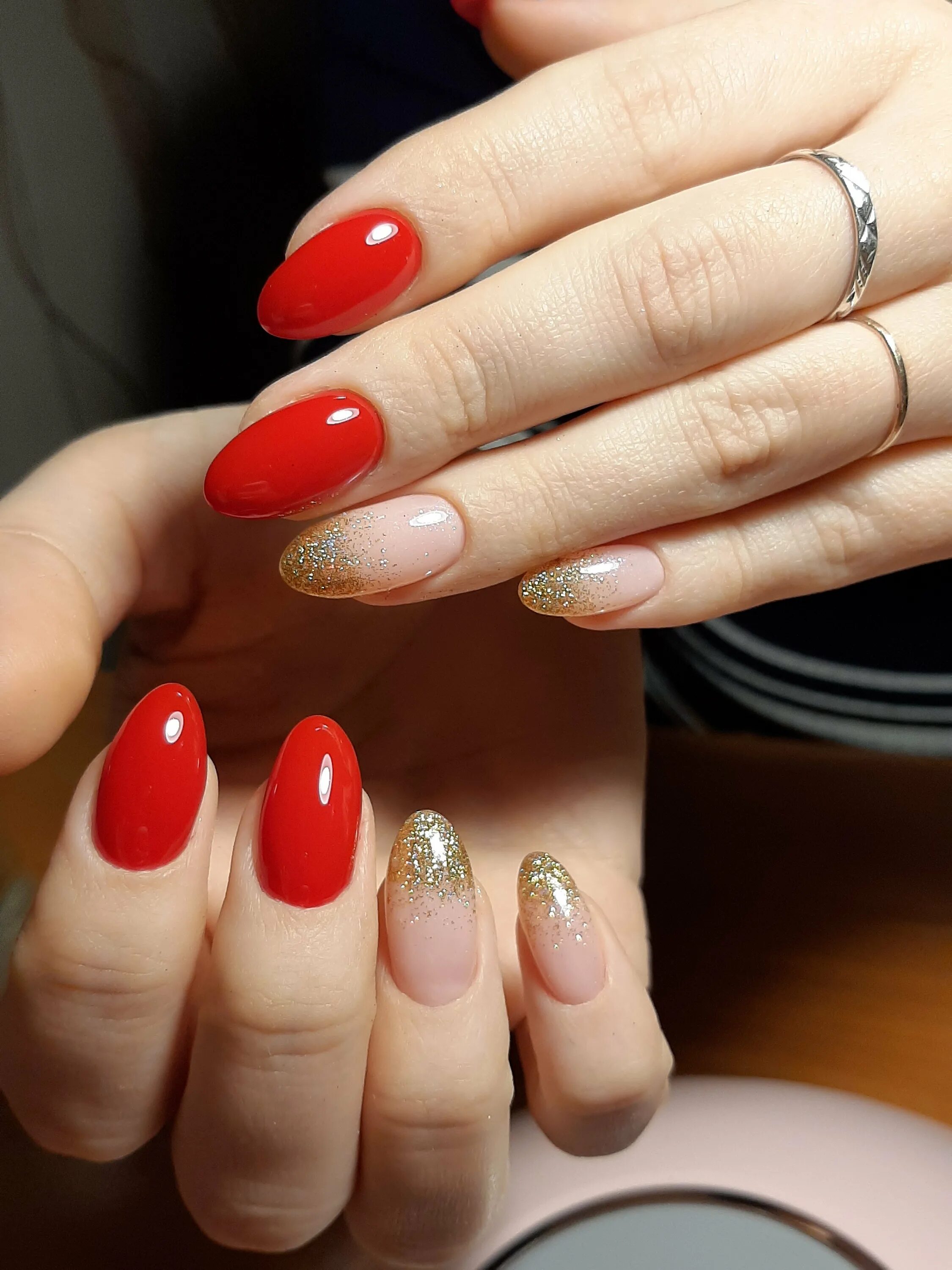 стильный красный маникюр. красные ногти овальной формы дизайн. маникюр с красным цветом. красные ногти овальной формы дизайн. красные ногти овальной формы.