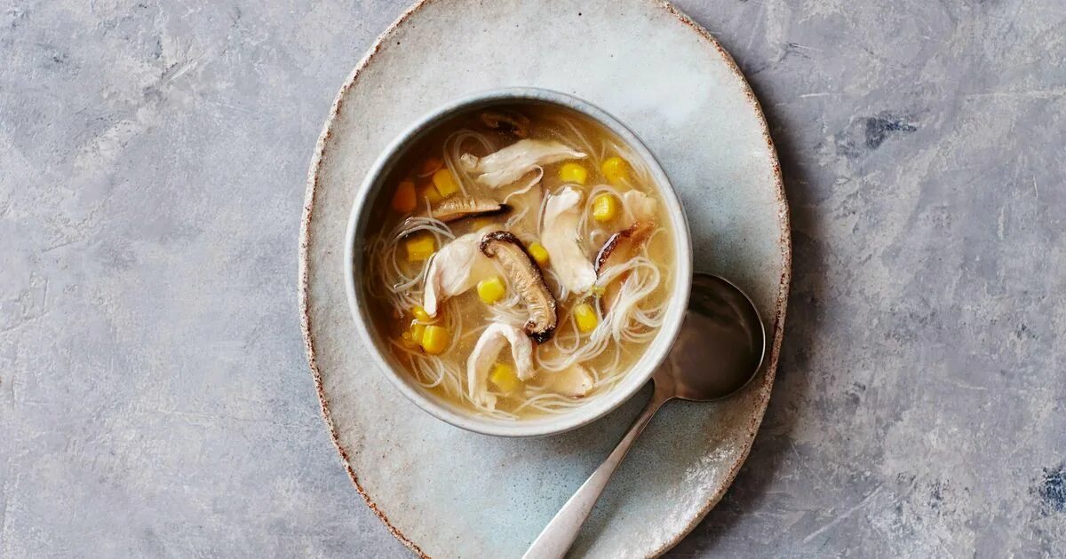 Лапша Chicken Mushroom Noodle. Суп лапша грибная Азбука вкуса. Суп лапша грибная. Суп лапша с грибами и сливками.