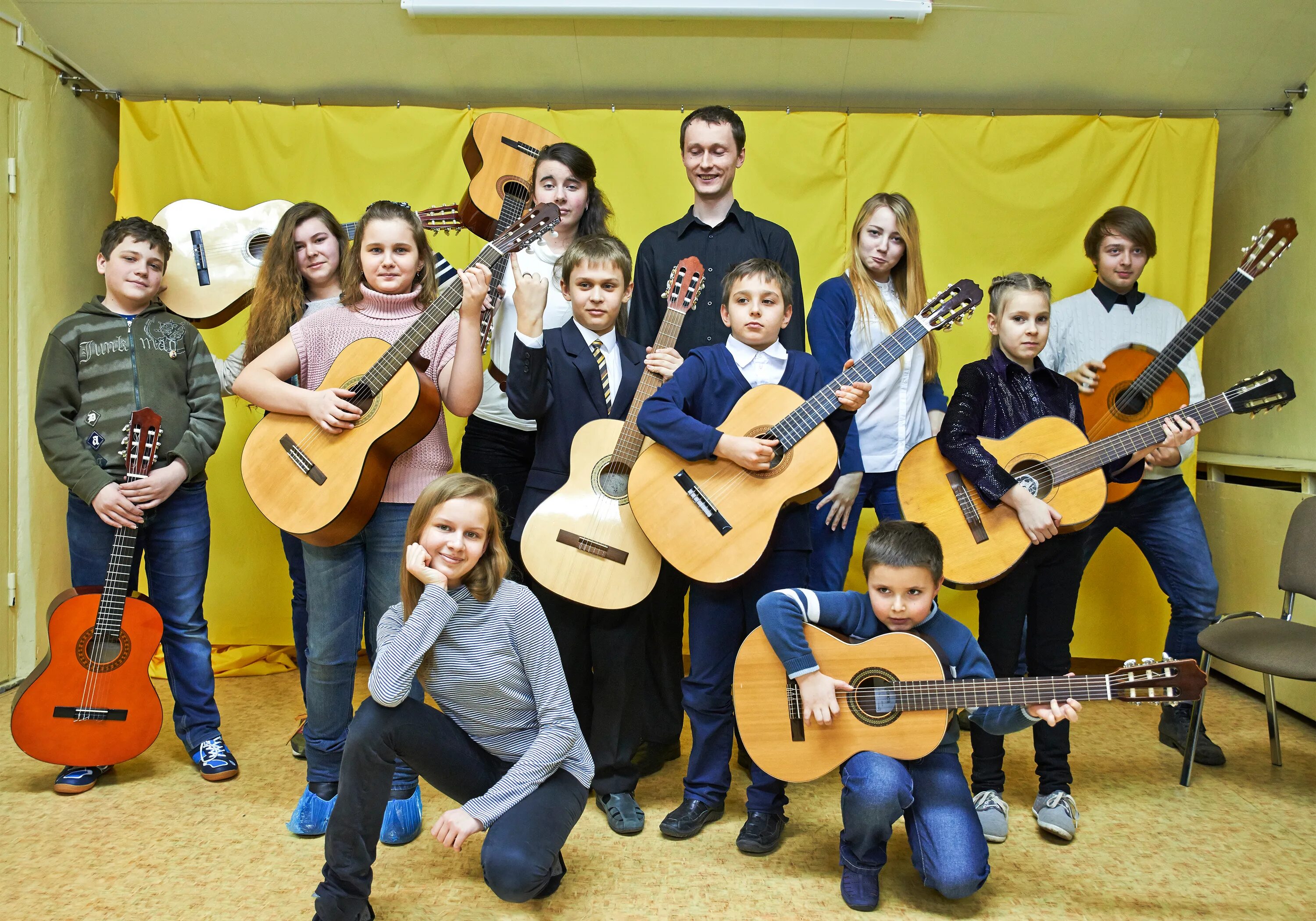 Уроки гитары москва. Школа искусств Москва. Школа гитары. Музыкальная школа гитара. Музыкальный кружок.
