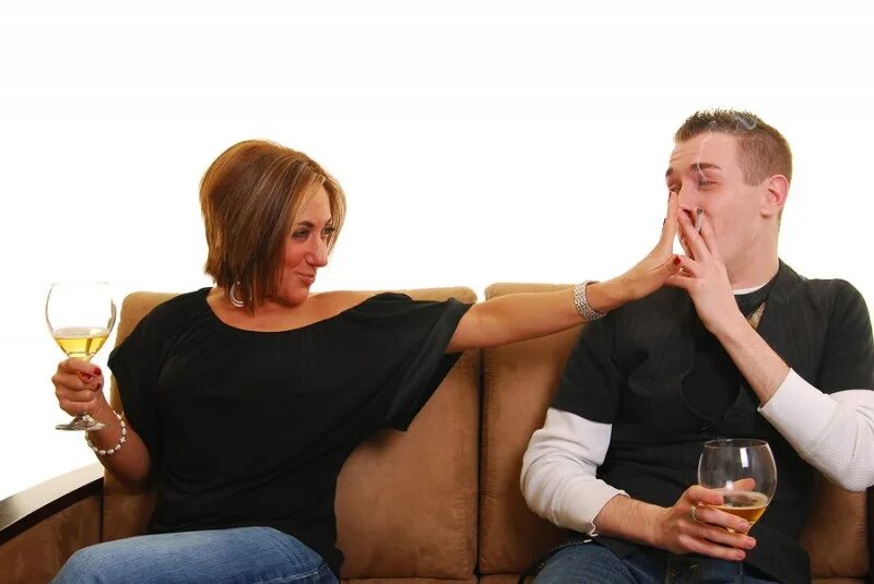 Начала курить муж. Супруги курят. Жена выпивает с другом. Муж и жена курят. Муж приучил курить.