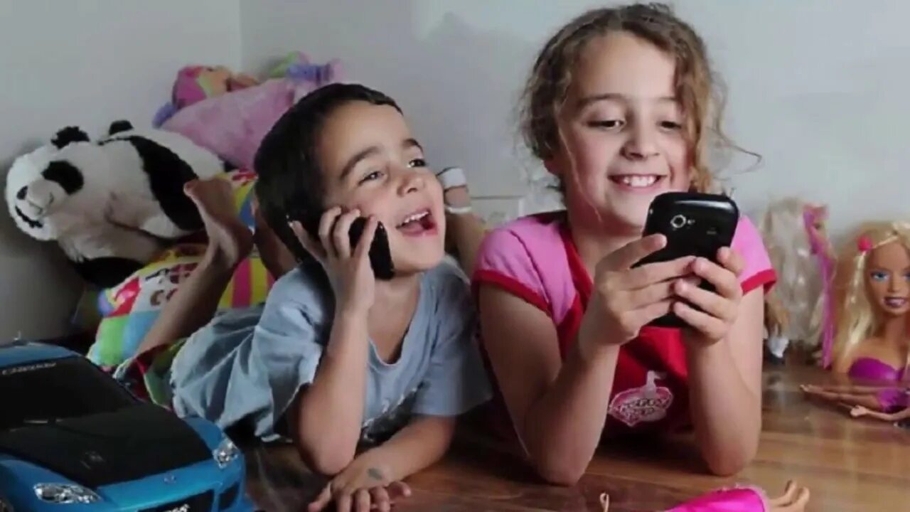 Телефон не делает ссылки. Ребенок с телефоном. Сотовый телефон для детей. Ребенок с мобильным телефоном. Баловство с телефоном дети.