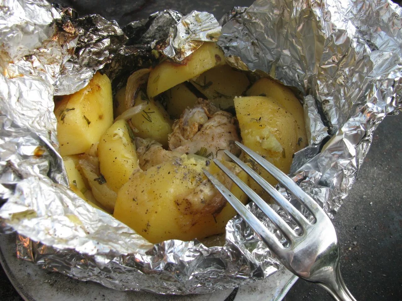 Курица с картошкой в духовке под фольгой. Картофель в фольге на костре. Курица с картошкой в духовке в фольге. Картошка запечённая в фольге на костре. Картошка с мясом в фольге в духовке.