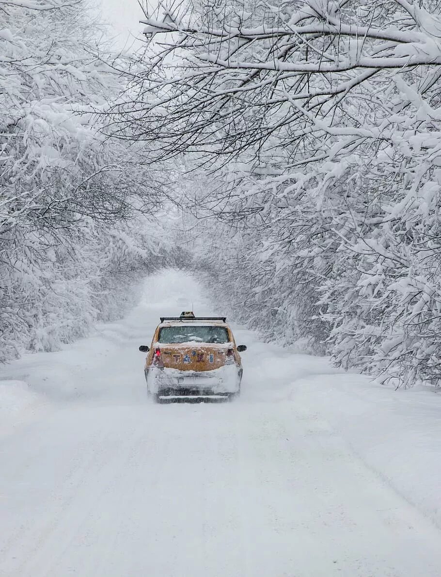 Автомобиль в снегу. Машина зима. Авто зимой. Машина на зимней дороге.