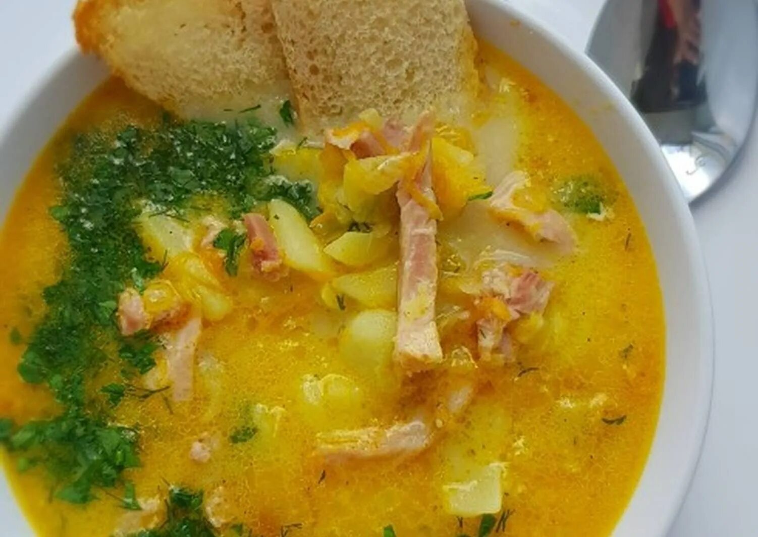Суп с копченостями и плавленным. Суп с копченой курицей и плавленным сыром. сырный суп с копченой курицей и плавленным сыром. суп с копчёной курицей и плавленым сырком. суп с копченостями и плавленным сыром.
