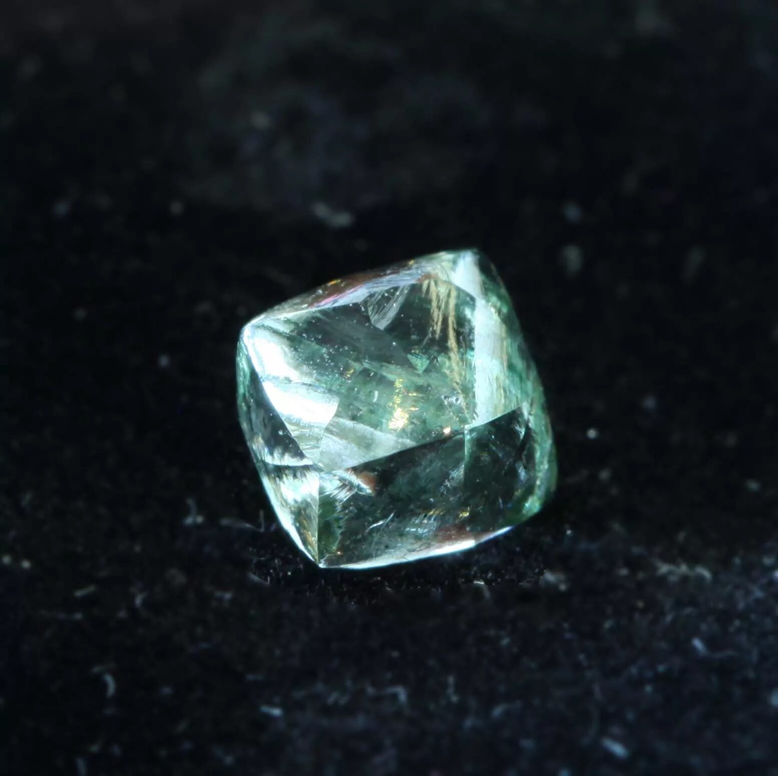 Алмаз какая порода. Алмаз неограненный камень. Алмаз камень необработанный. Неграненыйалмаз камень. Жёлтый Алмаз камень неогранённый.