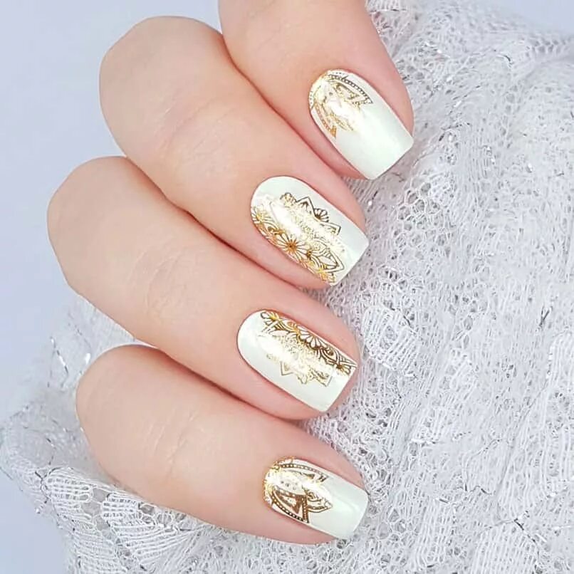 Белый с золотом маникюр с дизайном White coffin long marble nails with gold tape and gold foil designs White nails