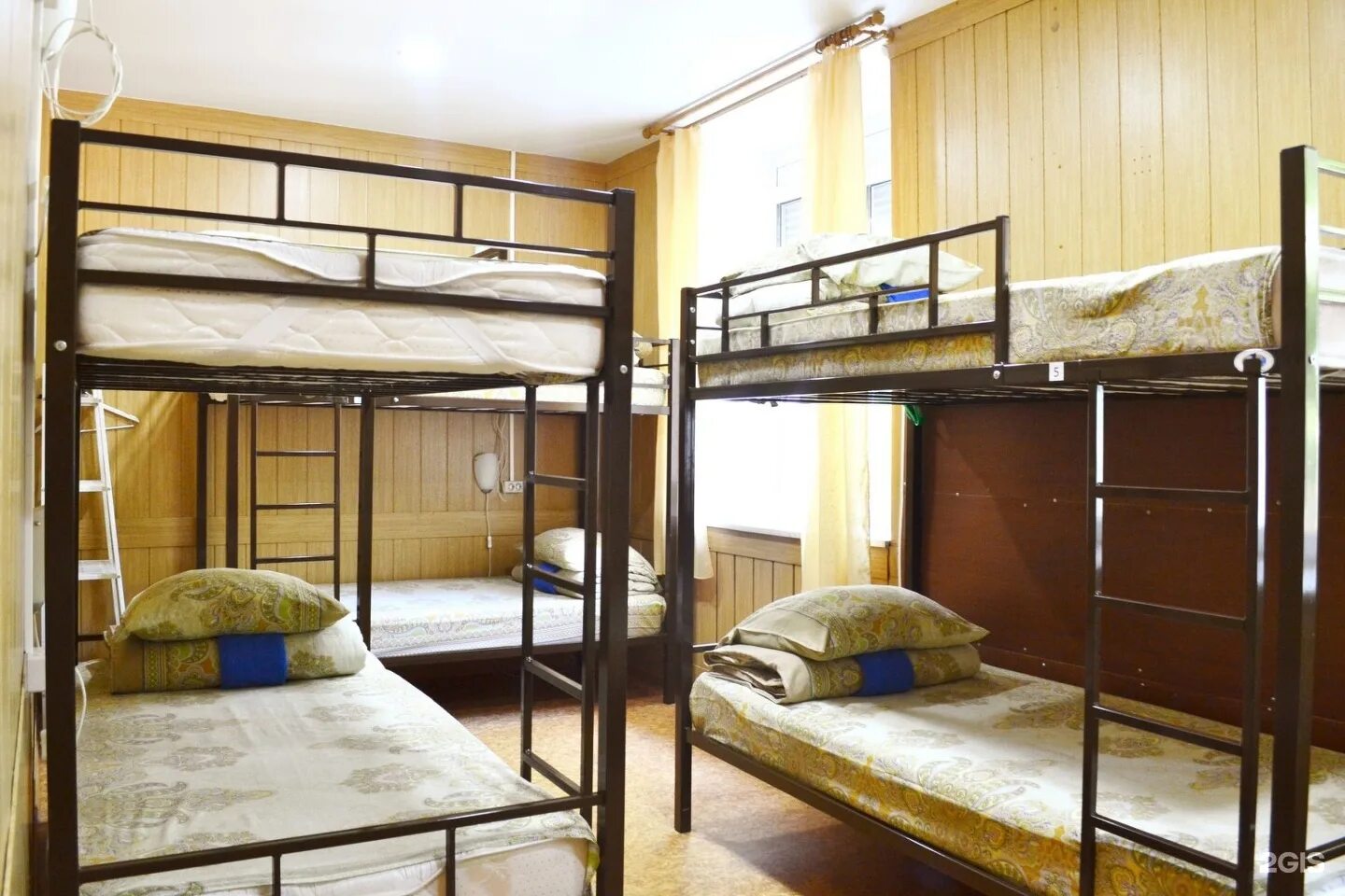 Хостел attic hostel saint-petersburg. Шторы на двухъярусную кровать. Общежития п. Хостел пермь. Хостел пермь.