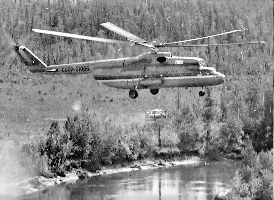 Ми 6 в реке. Вертолет ми-6а (Нюрба). Ми-6 Нюрба. Ми 6 Харампур. Ми 26 в болоте.