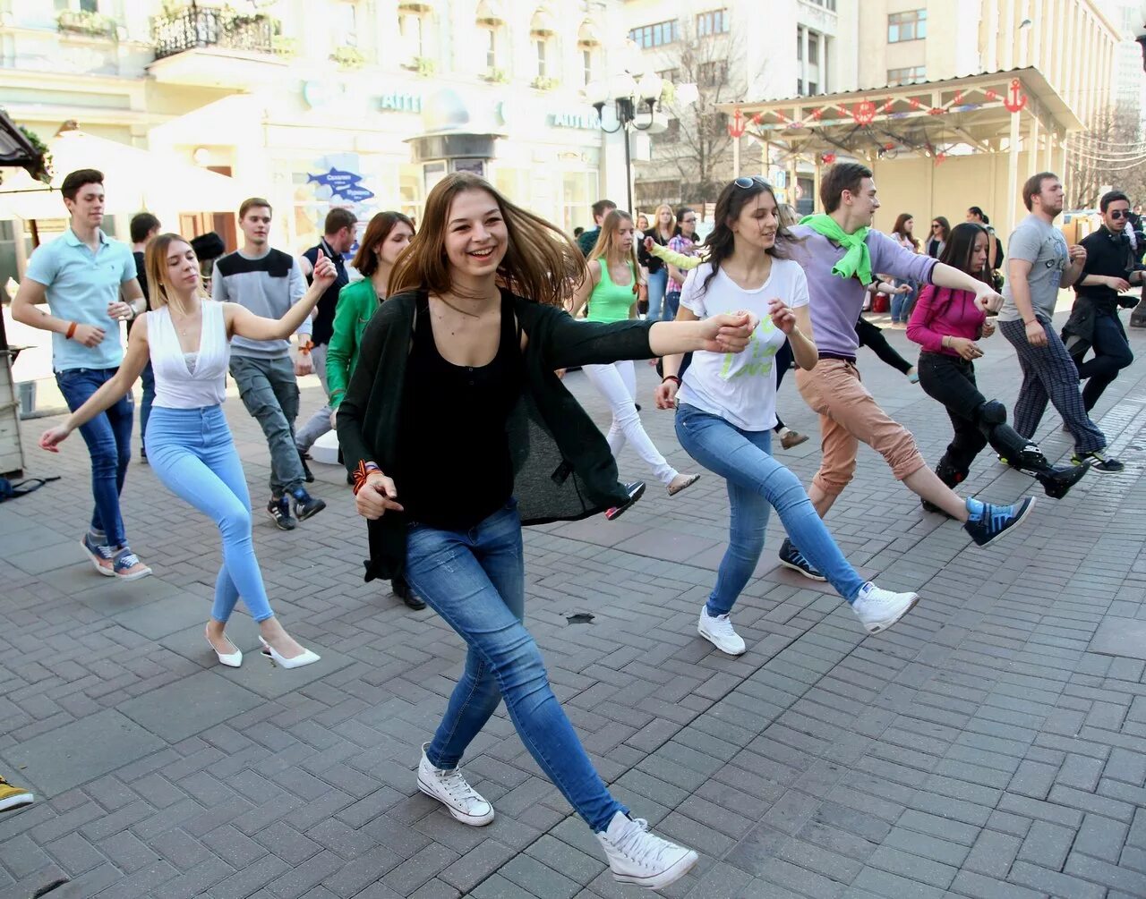 Флэшмоб движения первых. Флэшмоб движения. движения для флэшмоба. первый флэшмоб. танцевальный флешмоб.