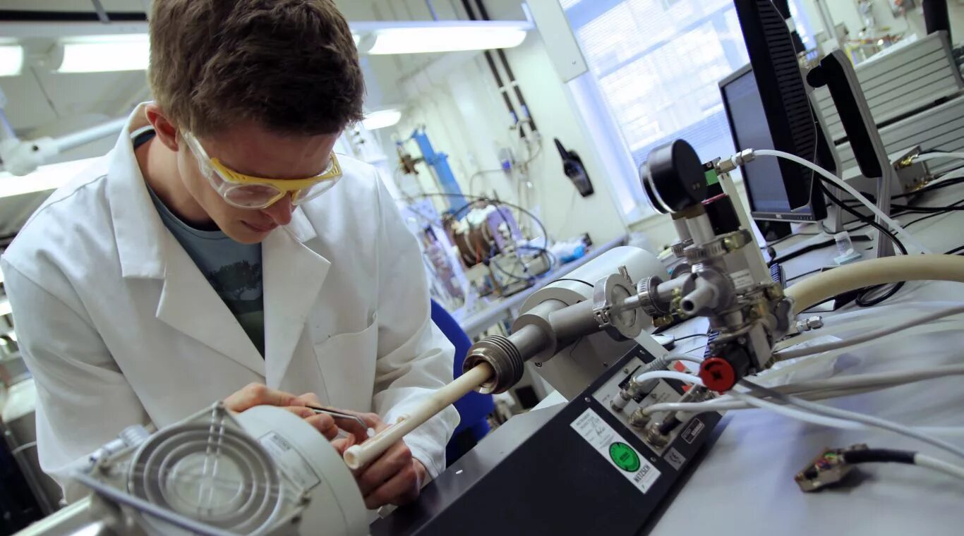 Ученые в лаборатории. Ученые в лаборатории. Научное исследование. Биотехнология. Лаборатория исследования и разработки.