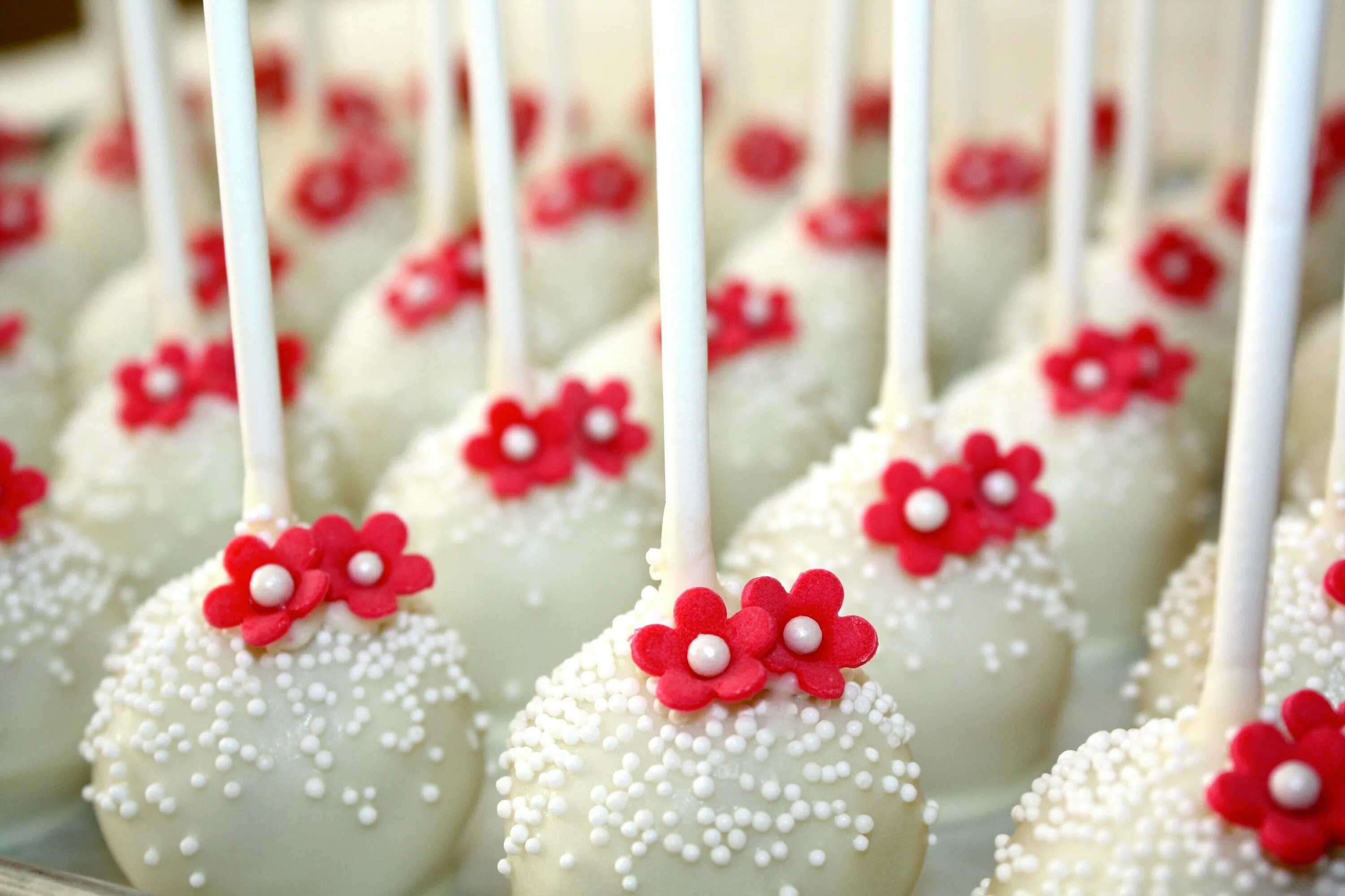 Пирожное кейк Попс. Поп Кейкс на палочке. Пирожные на палочке Cake Pops. Торт кейк Попс. Сладости на палочке