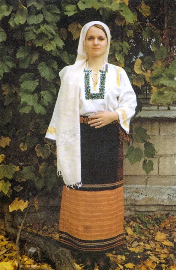 Молдаван женщина. Национальный костюм Молдавии. Молдавский национальный костюм. Национальная одежда молдаван. Национальный костюм Молдавии женский.