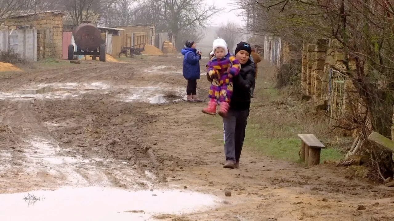 Укрытие в лесу. Шалаш зимой. Село шалаши. Село шалаши. Двускатный шалаш в лесу.