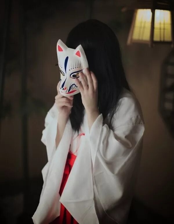 девушка в маске лисы