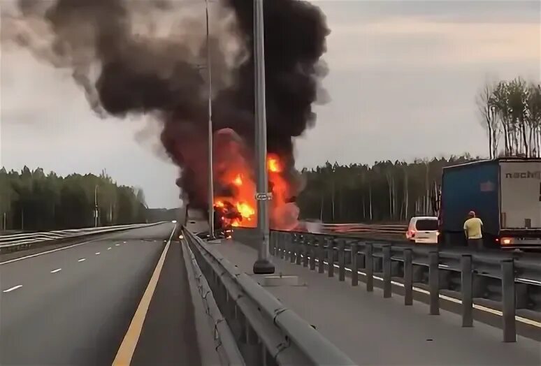 Загорелась машина на платной дороге сегодня москва. Дым машина. Пожар на м 11. Пожар на м 11. Сгорела фура на трассе м11.