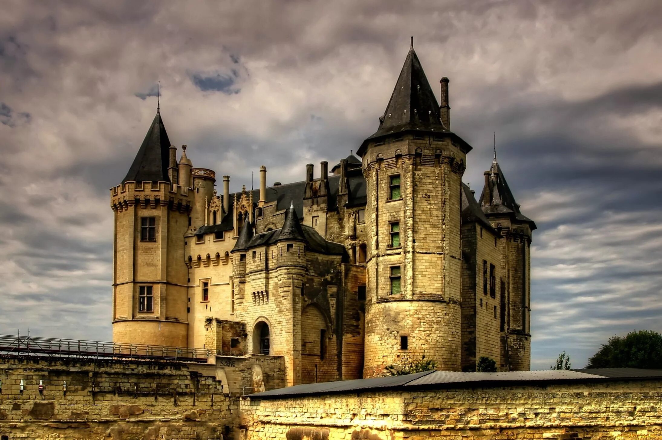 Известный средневековый замок. Замок Сомюр Франция. Замок Сомюр Долина Лауры. Замок Мобюиссон Франция. Замки Луары Франция Saumur.