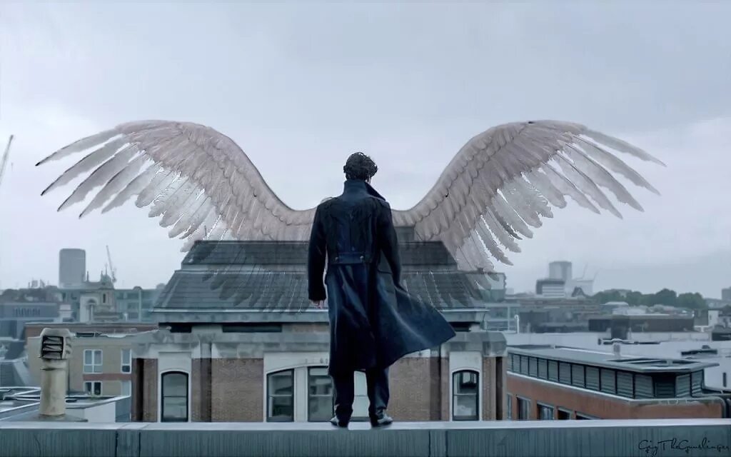 человек с крыльями. ангел на крыше. человек с крыльями. огромный ангел. девушка ангел на крыше.