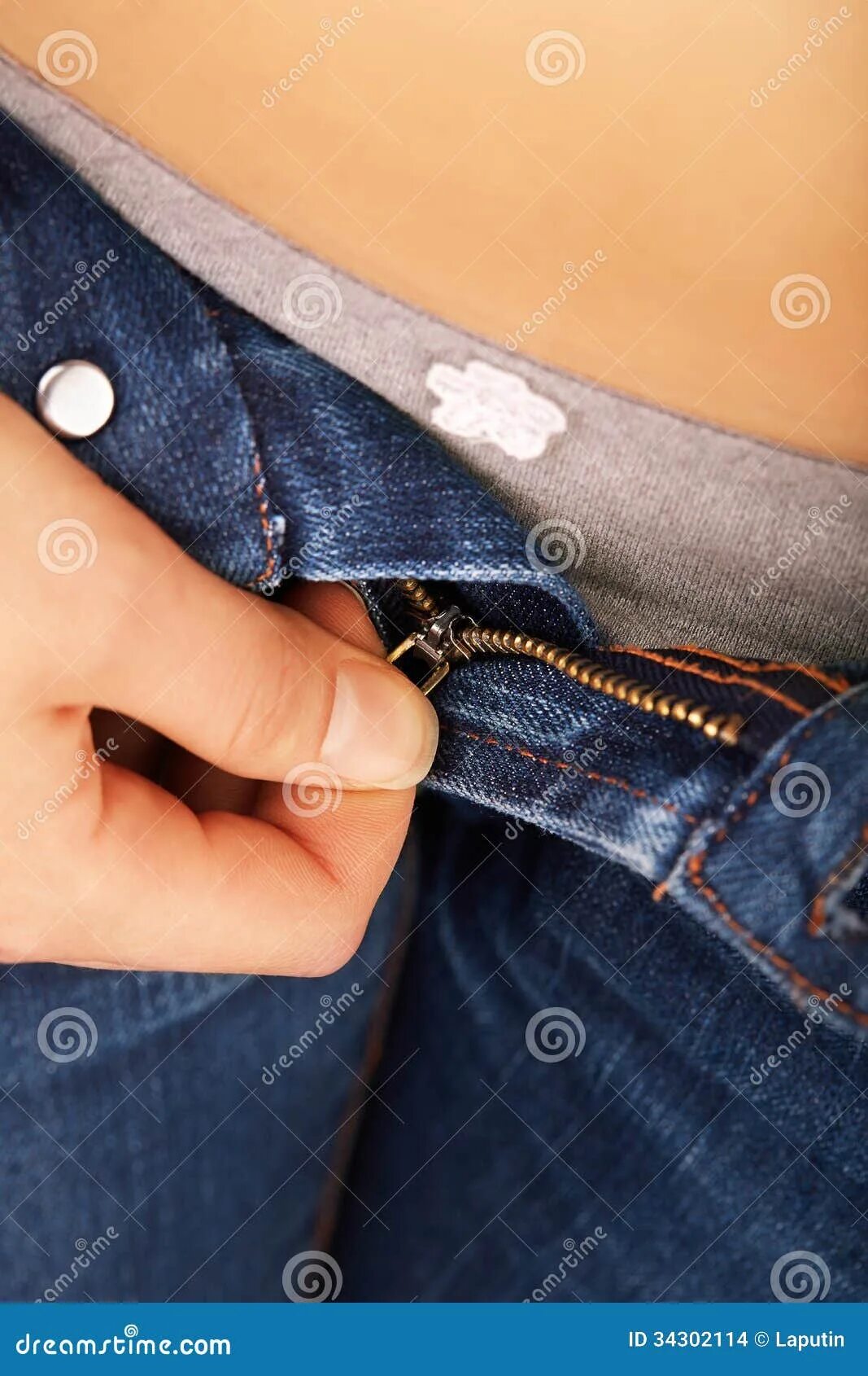 Расстегивает джинсы. Девушки в расстегнутых джинсах. Девушка застегивает джинсы. Расстегнула джинсы на пуговицах.