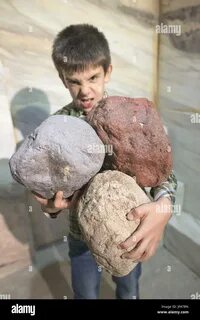 Мальчик камень