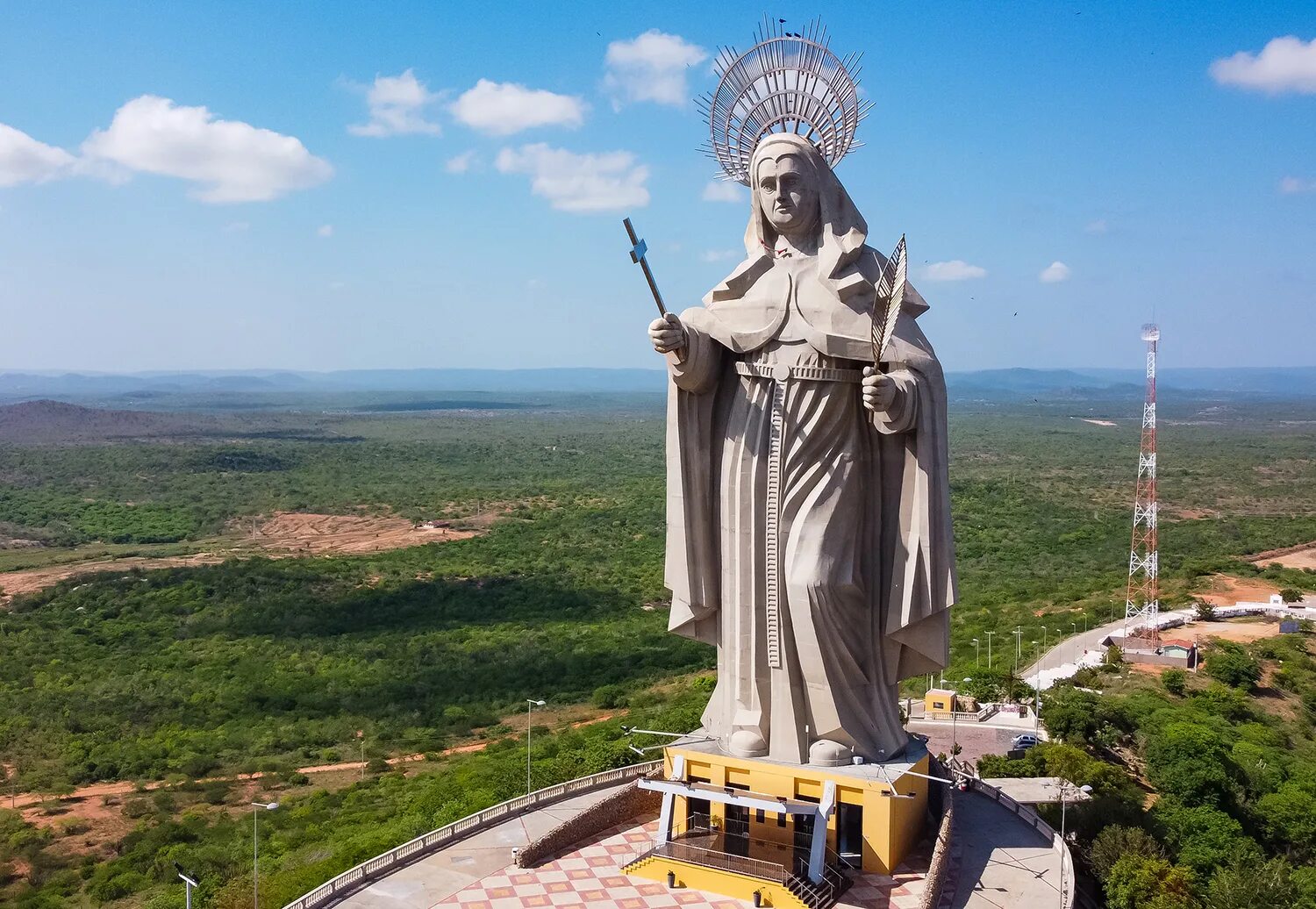 Большие статуи. Статуя Святой Риты Бразилия. Статуя единства — статуя Валлабхаи Пателя (Индия, штат Гуджарат), 240 м. Статуя . Лечжун-Сасачжа — статуя Будды. Статуя Святой Риты, 50 метров, Бразилия.