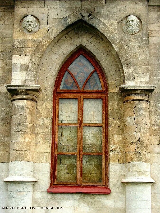 В замках были окна. Окна в средневековых замках. Окно в средневековом стиле. Окна в средневековье. Окно в старинном замке.
