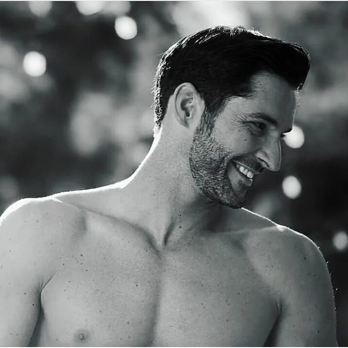 Hot tom. Tom Ellis. Люцифер Морнингстар торс. Люцифер Морнингстар актер торс. Том Эллис Люцифер.