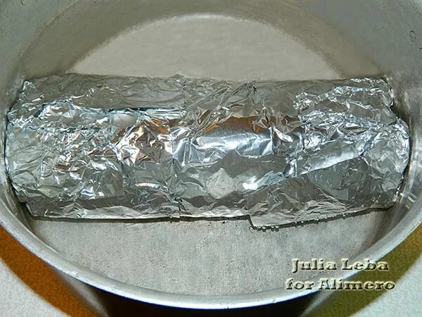 Можно ли варить в фольге. Сало в фольге в мультиварке. Силиконовый поддон в аэрофритюрнице. Можно ли варить в фольге. Мясо в бумаге для запекания.