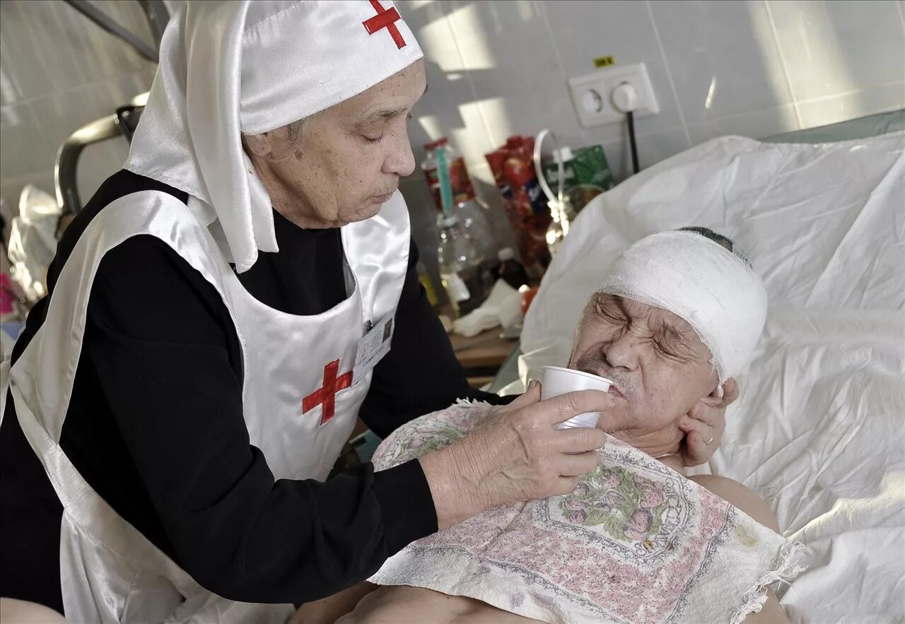 Поддержка человека в больнице. Православные медсестры. Медсестра милосердия. Сестры милосердия в хосписе. Сестра милосердия.
