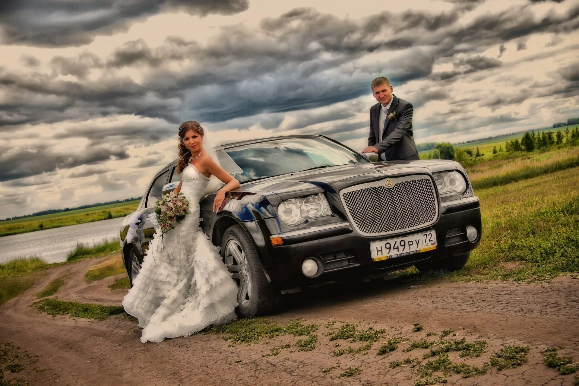 Фото на фоне машины. Свадебная фотосессия с автомобилем. Свадебная фотосессия с машиной. Невеста в машине. Невеста около машины.