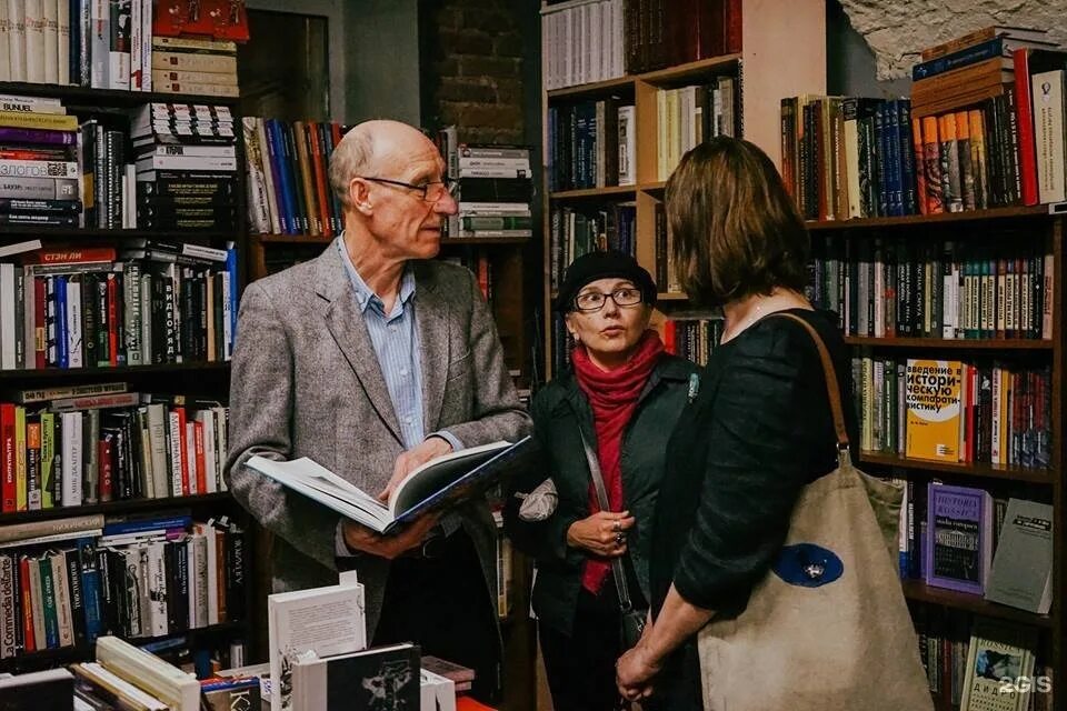 Peter reads a book