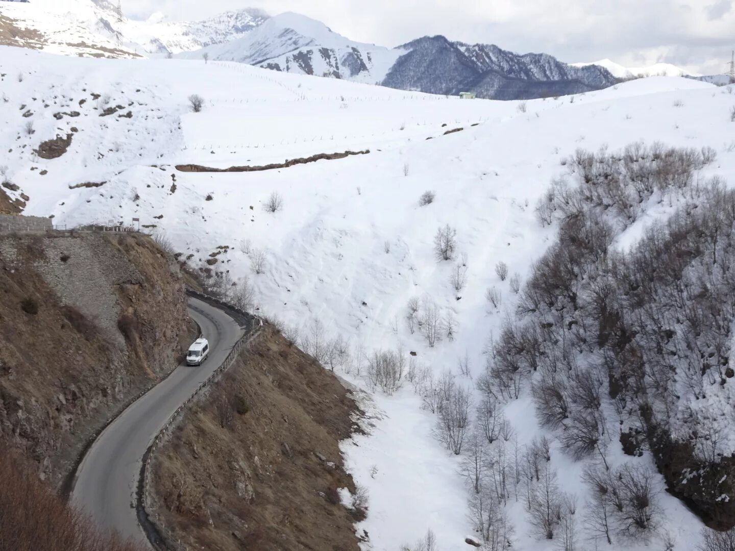 дорога гудаури перевал. верхний ларс крестовый перевал. крестовый перевал грузия дорога. перевал казбек грузия. верхний ларс крестовый перевал.