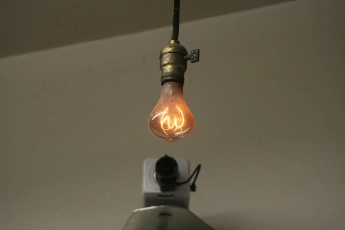 Включи лампа 10. Лампочка в пожарной части города Ливермор. Вечная лампочка в Калифорнии 1901 год. Столетняя лампа в Калифорнии. Лампа накаливания \\Ливермор.
