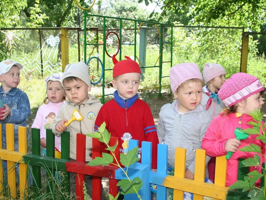 Дети в саду. Малыши в детском саду. Фотосессия в детском саду. Детский сад фотографии.