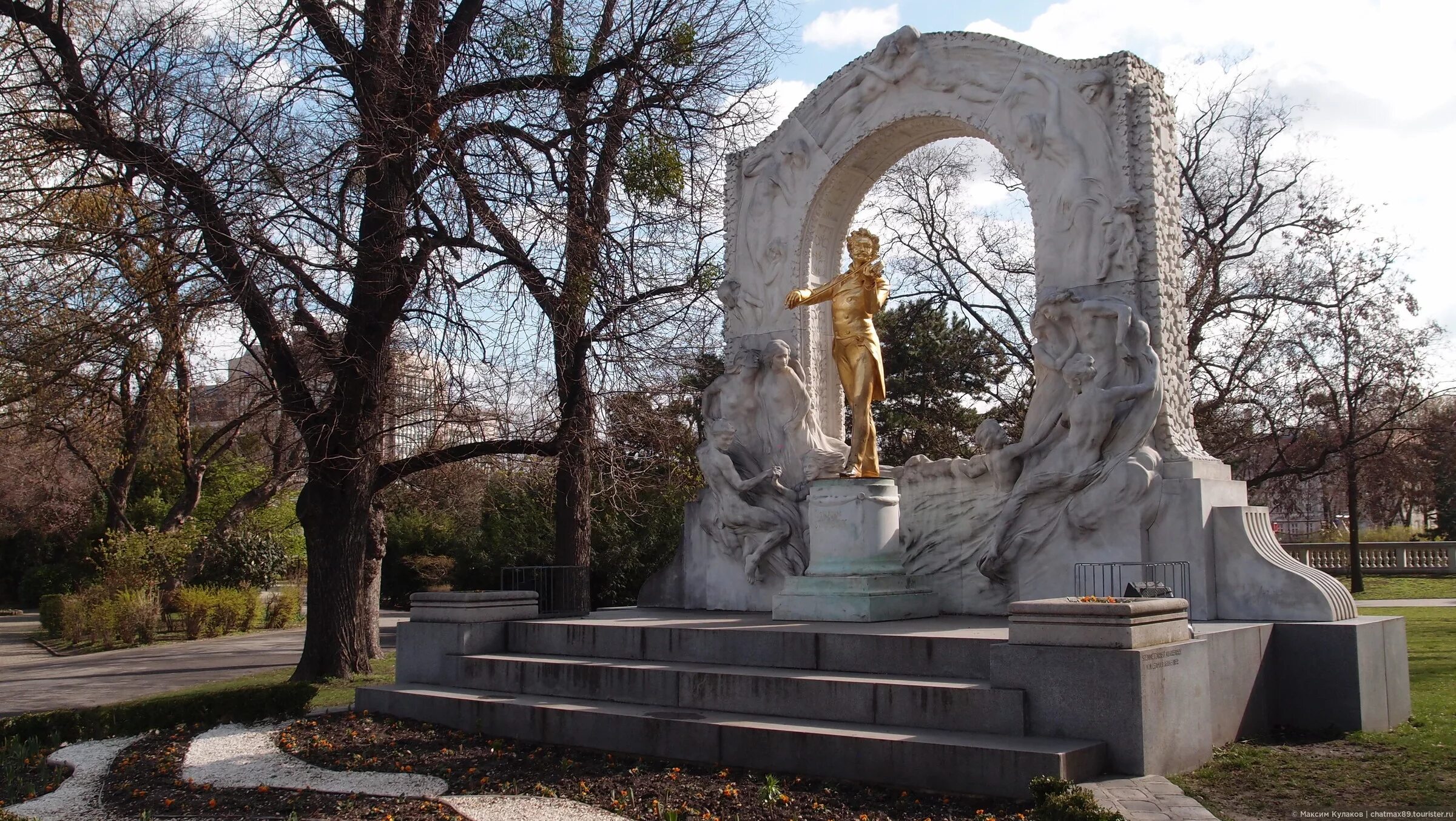 Звучащий памятник. Памятник Штраусу в Вене. Вена парк композиторов памятник Штраусу. Памятник Иоганну Штраусу. Памятник Иоганну Штраусу в Вене.