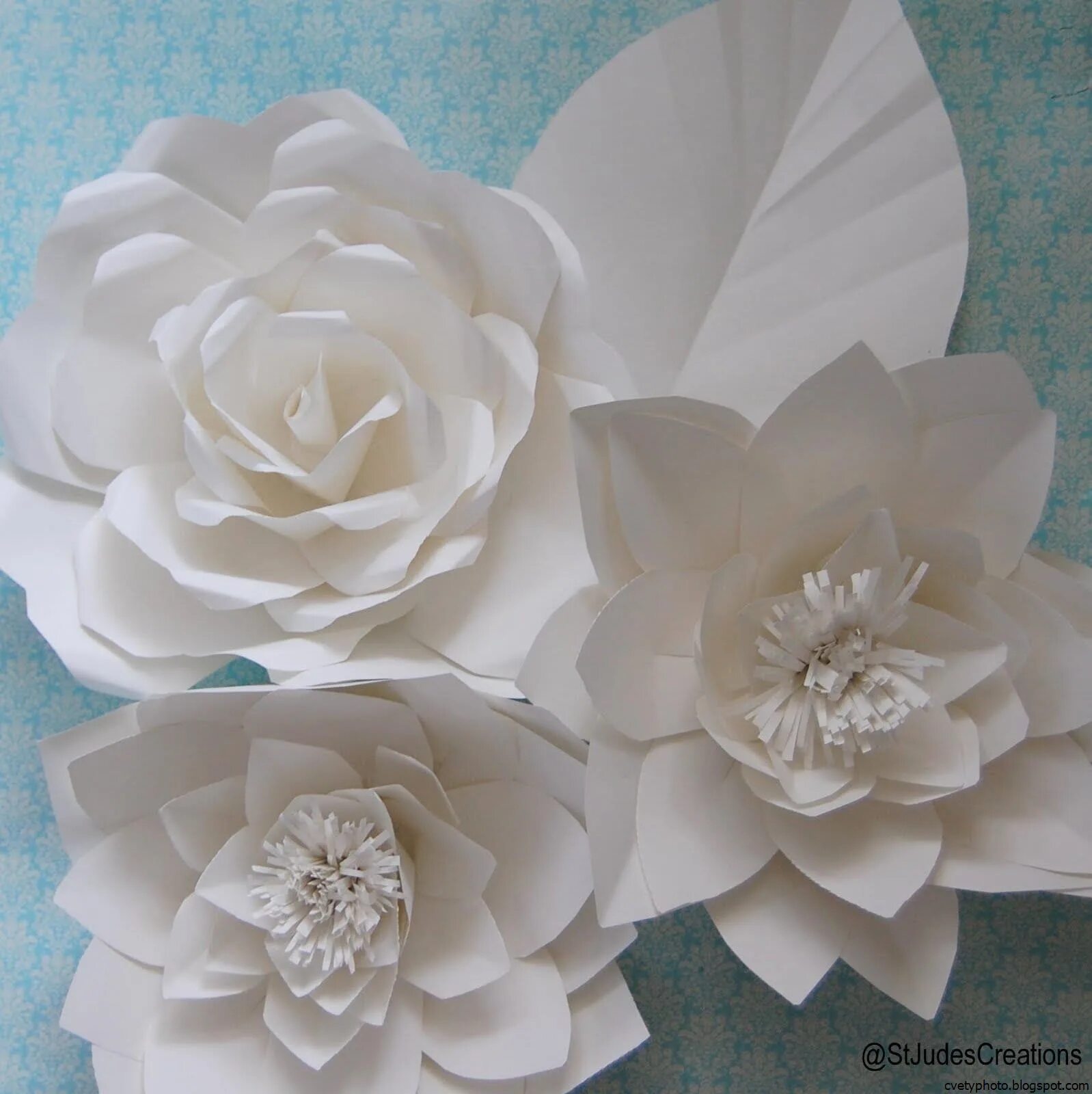 Объемные бумажные цветы. Белый цветок из бумаги. Плоские бумажные цветы. Бумагопластика цветы объемные. Бумажный цветок 80 глава