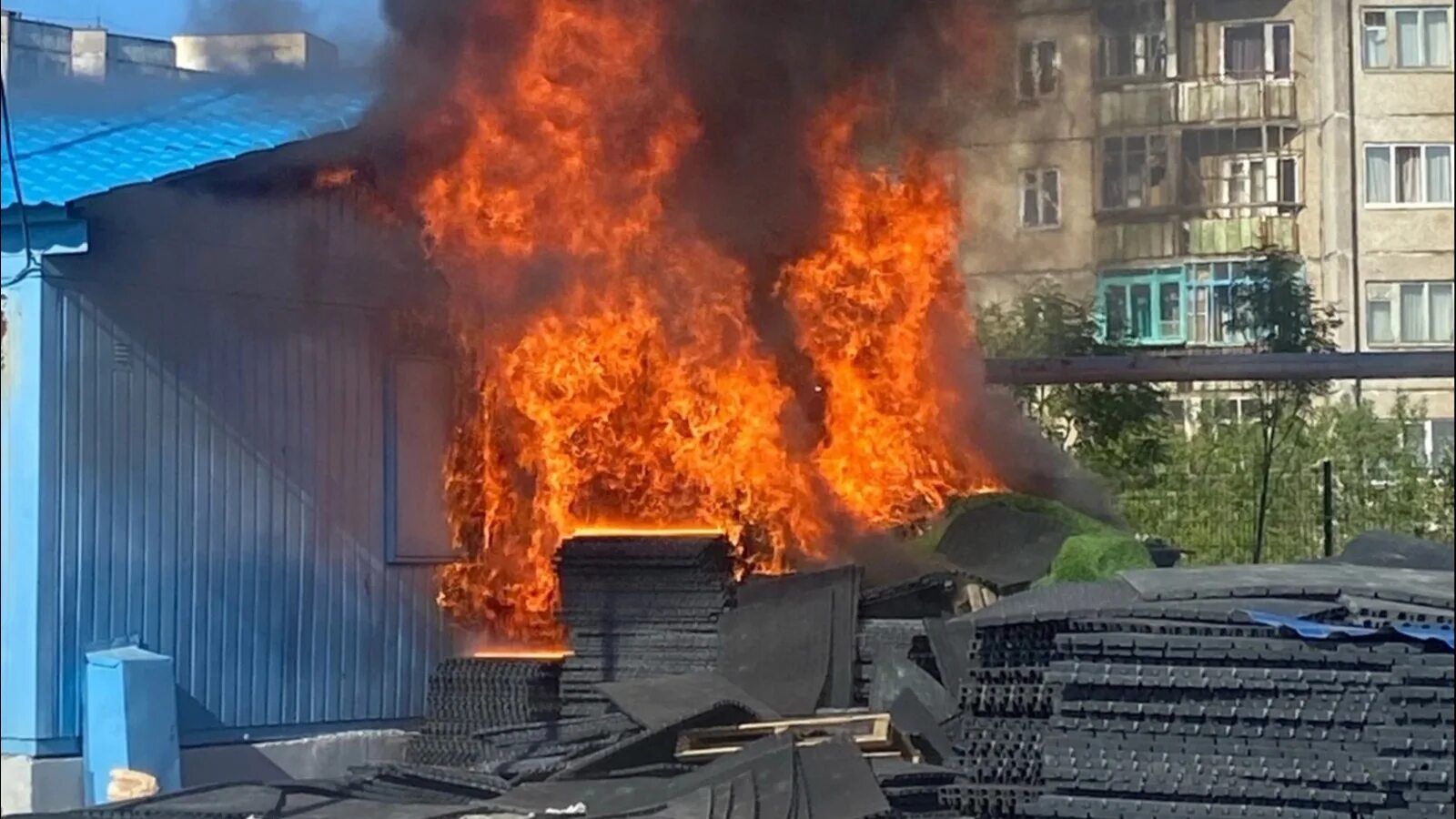 Пожар в здании. Огромный пожар. Пожар картинки. Пожарные на пожаре. Граждан сгорела