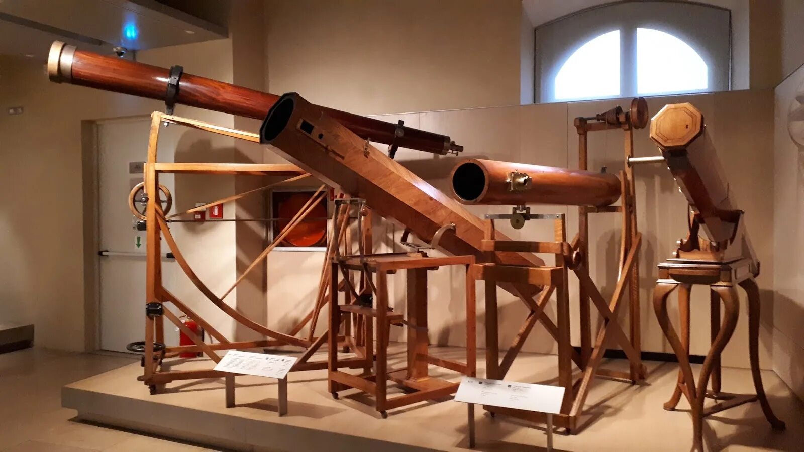 Кто 1 использовал телескоп. Телескоп Галилео Галилея. Галилео Галилей первый телескоп. Телескоп Галилея 1609. Галилео Галилей телескоп открытие.