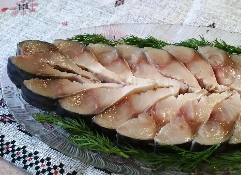 Скумбрия пряная малосольная. Скумбрия кусочки. Скумбрия солёная в луковой шелухе. Приготовить вкусную малосольную скумбрию. Скумбрия соленая в рассоле.