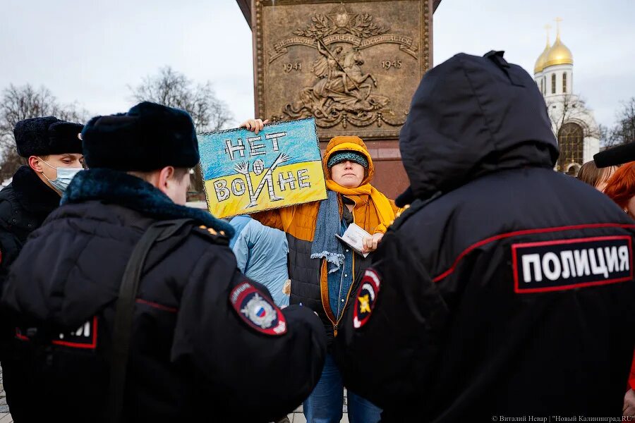 Сайт новости события. Полиция против Путина. Военная полиция Калининград. Военная полиция на Донбассе. Антивоенная акция в Калининграде.