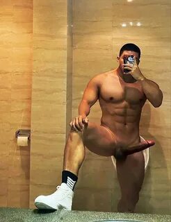 Slideshow shreds naked.