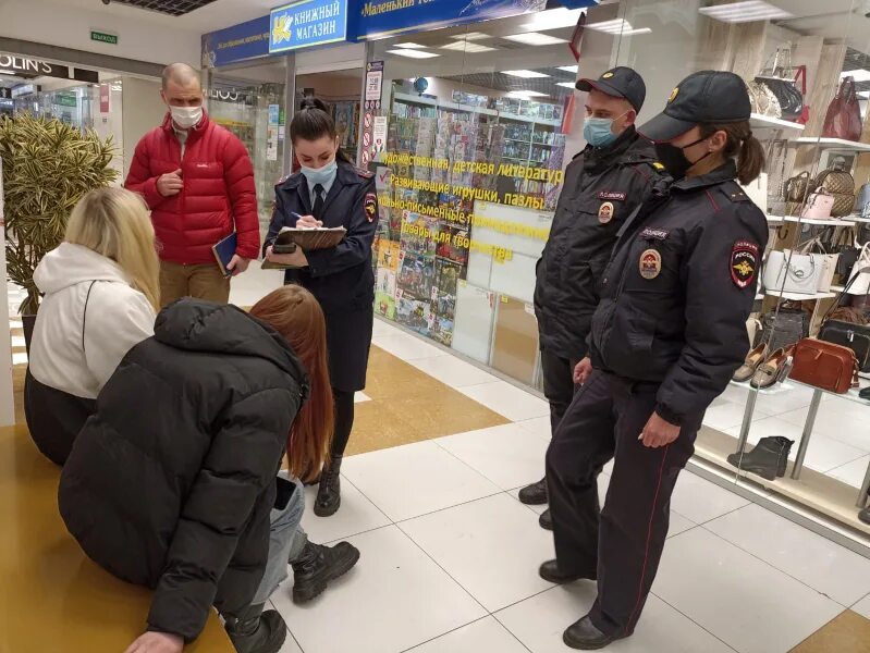 Сотрудник полиции. Полиция на выборах. Полицейский на выборах. Рейд подростки в торговом центре. Профилактическое мероприятие твой выбор