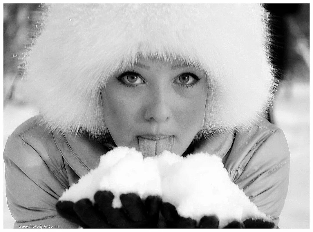 мальчик ест снег. снегопад. дети едят снег и сосульки. сугробы в москве. снегопад в москве 13 февраля 2021.