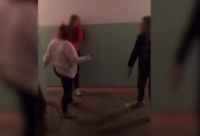 Видео семиклассницы. Школьники избивают девочку. Подростка раздели в школе.