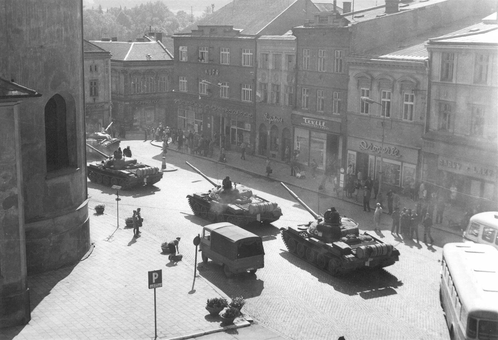 Москва чехословакия. Операция Дунай Прага 1968. Танки в Праге 1968. Советские войска в Праге 1968.