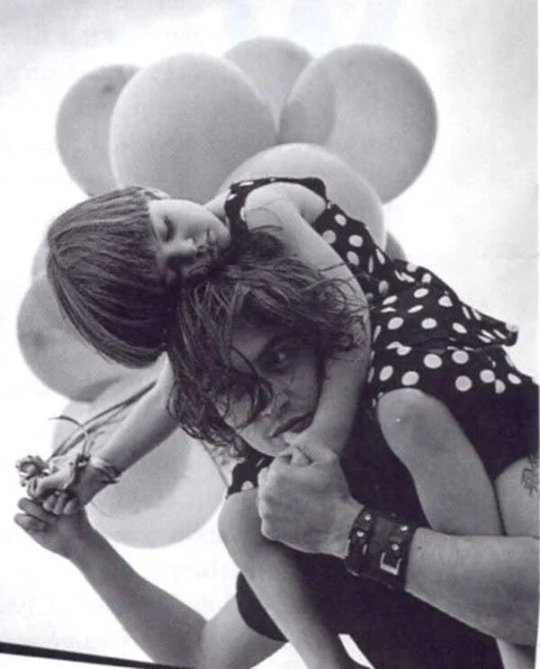 Мужчина с племянницей. Bruce Weber Johnny Depp. Племянница Джонни Деппа. Фотосессия Джонни Депп с дочкой. Фото Джонни Депп с племянницей.